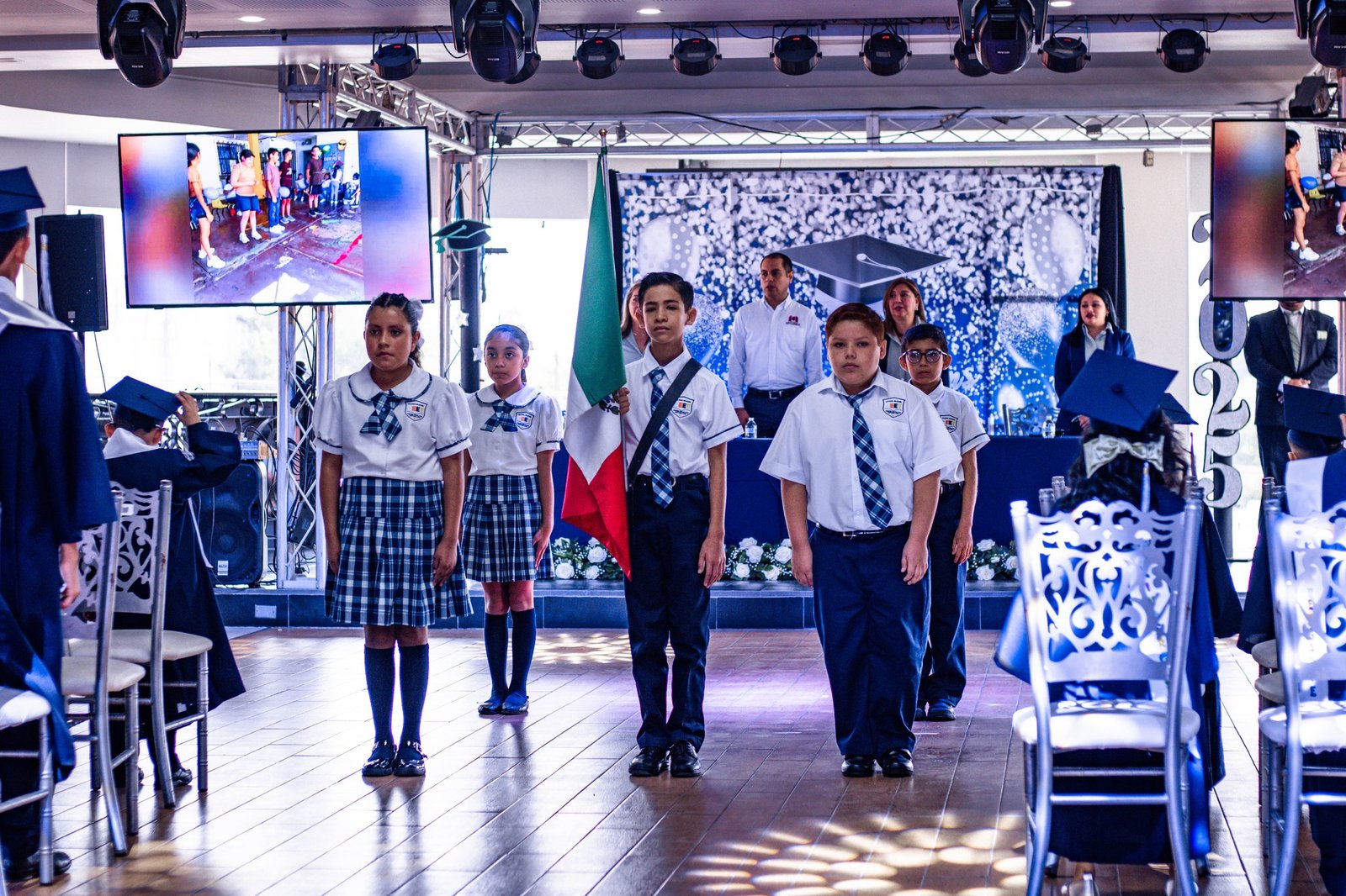 Banda de guerra del Colegio CEET en una presentación.