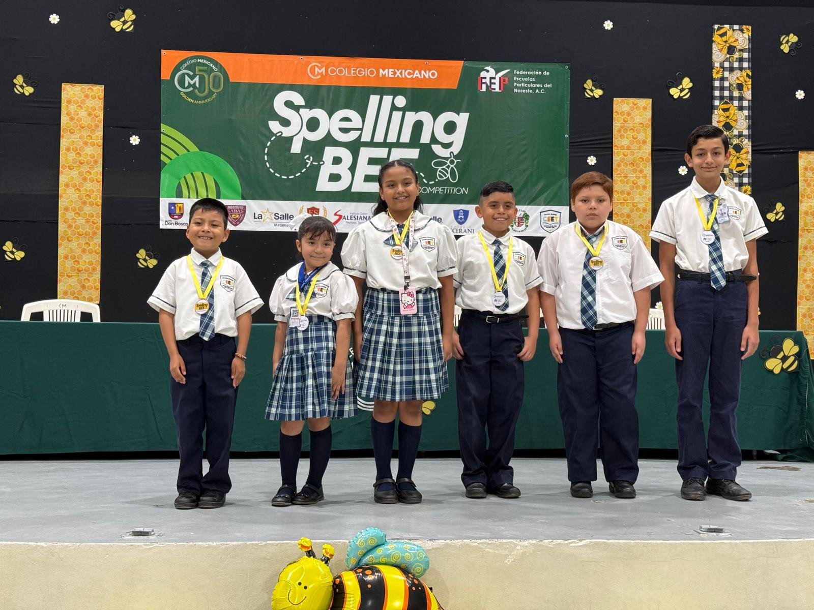 Equipo de alumnos ganadores del concurso Spelling Bee del Colegio CEET.
