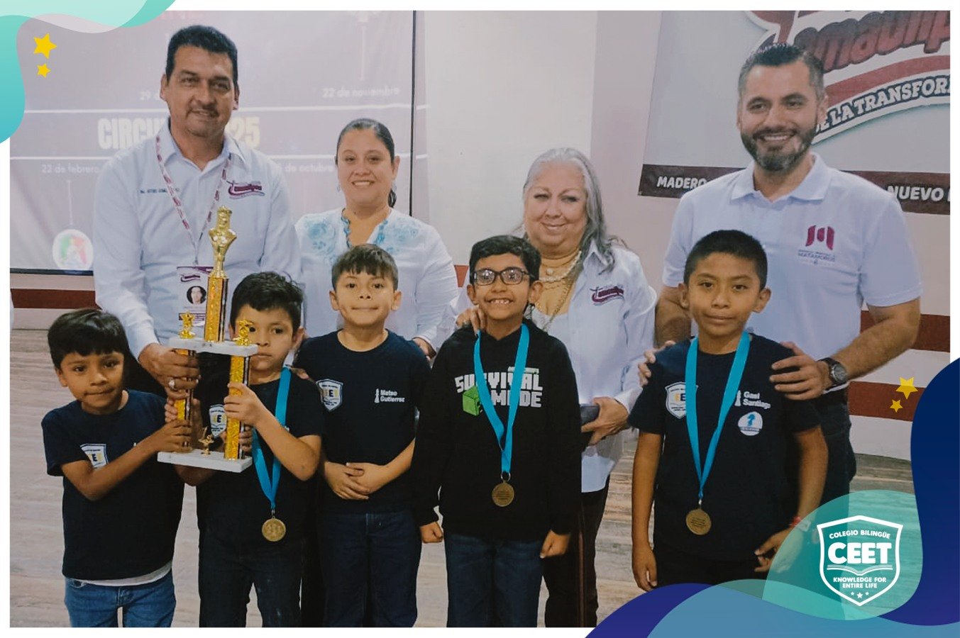 Campeones de ajedrez del Colegio CEET posando con su entrenador y trofeos.