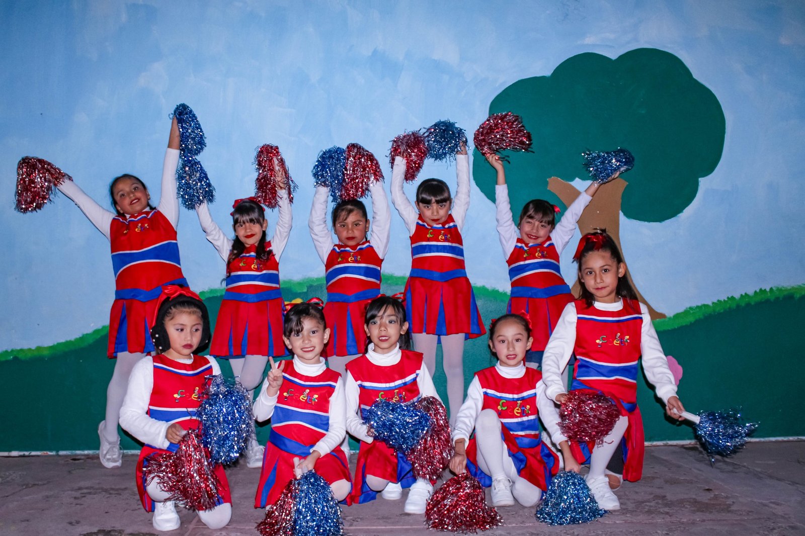 Grupo de danza folklórica del Colegio CEET en una presentación con trajes típicos.