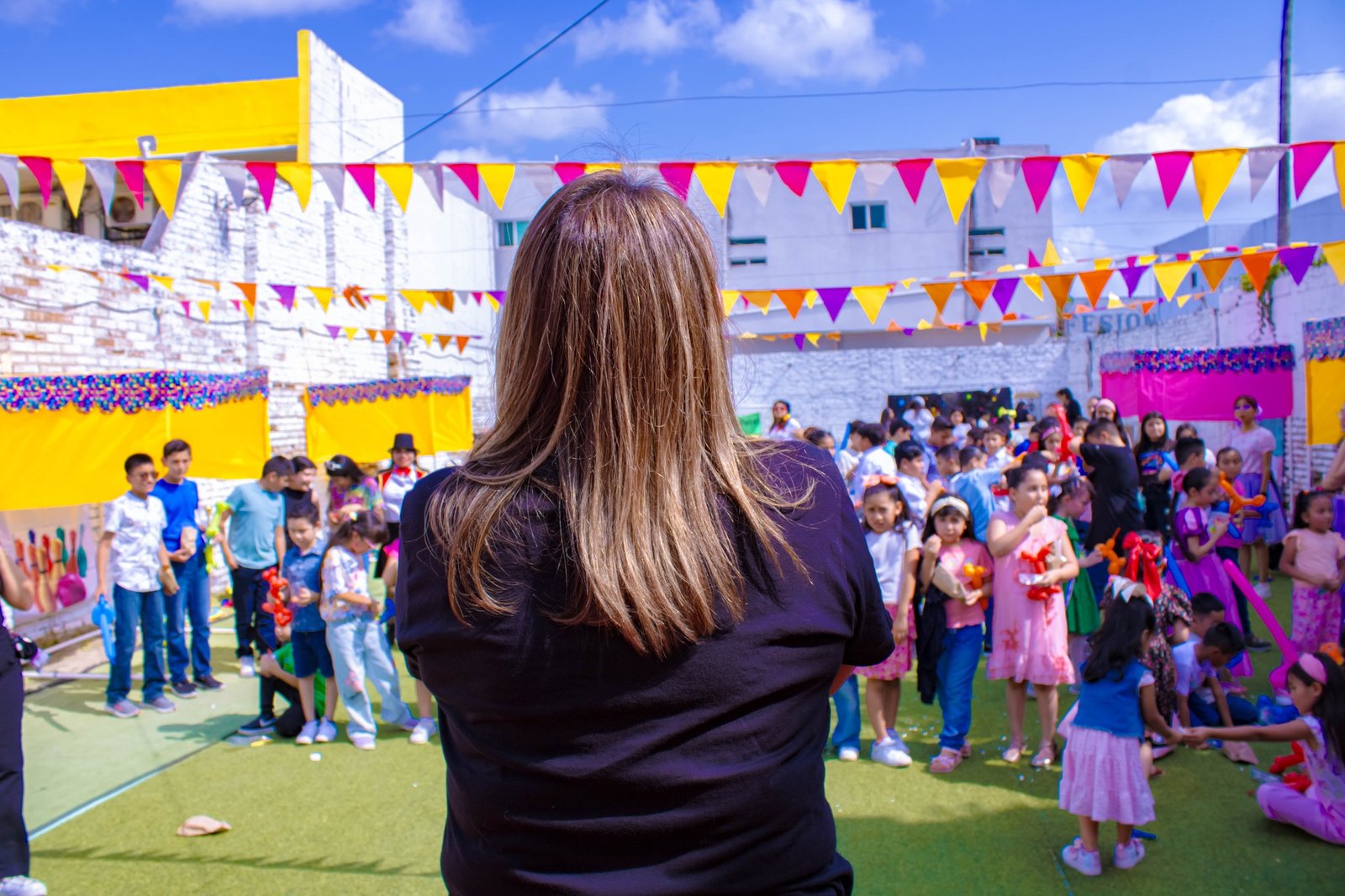Familias conviviendo en un evento del Colegio CEET.