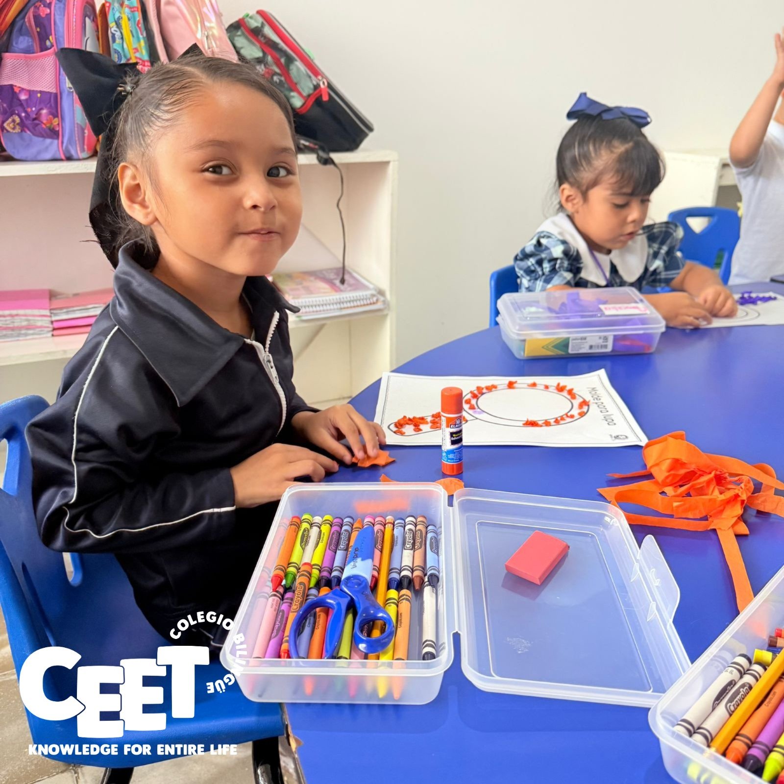 Alumna participando en una actividad de arte y creatividad en el aula.