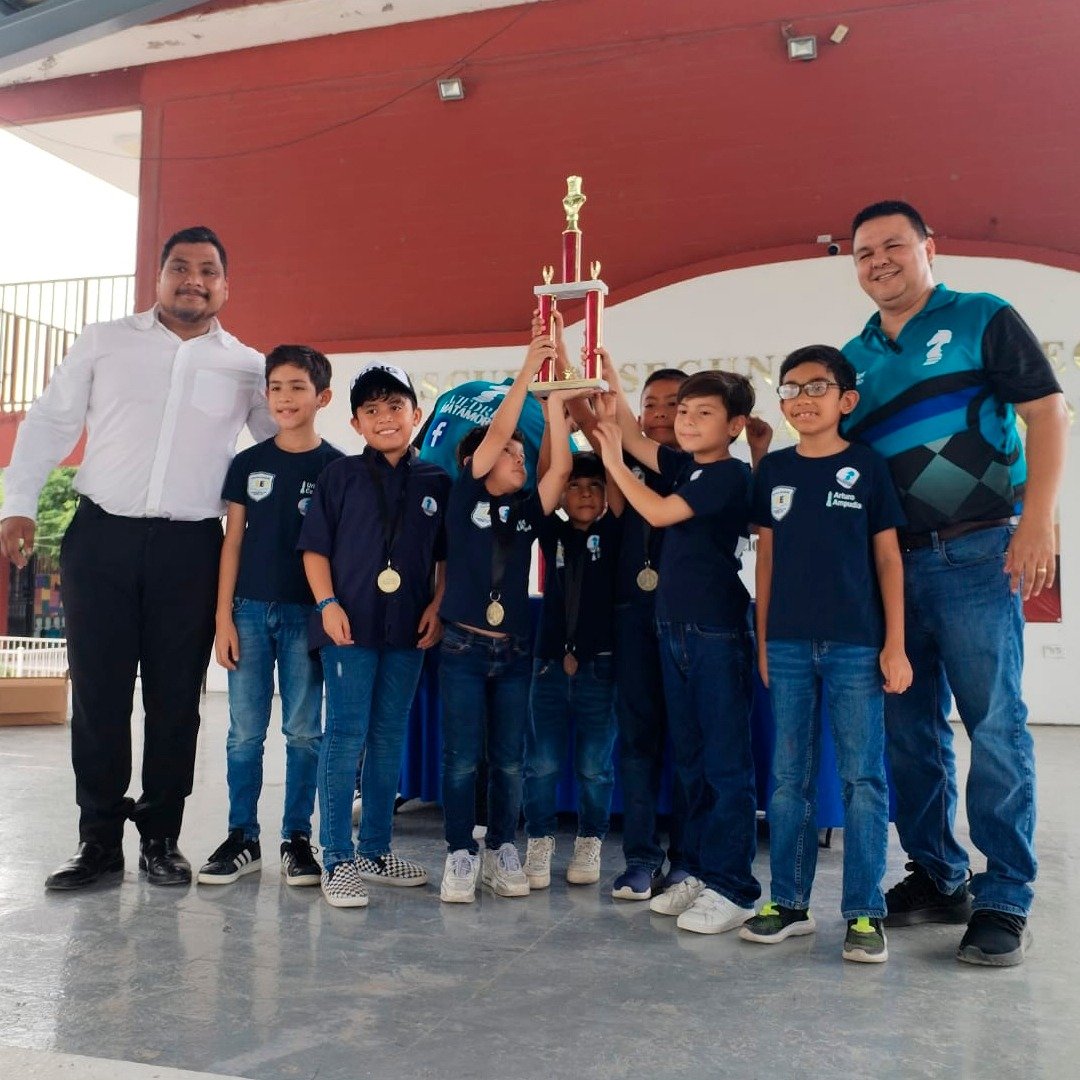 Equipo de alumnos del Colegio CEET celebrando una victoria con su trofeo.
