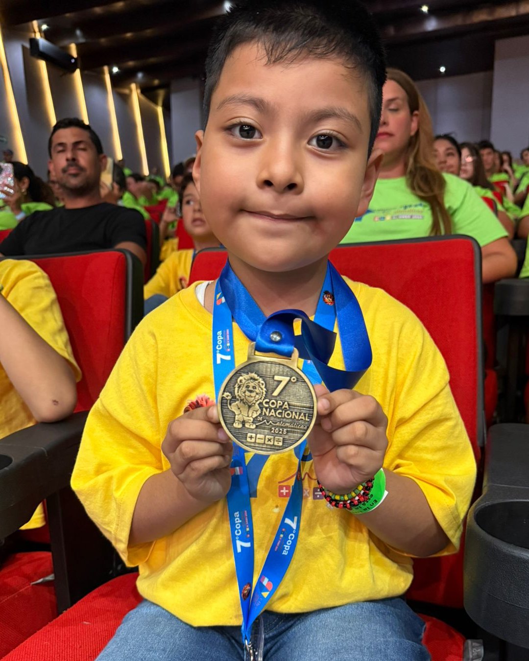 Alumno recibiendo una medalla en una premiación.