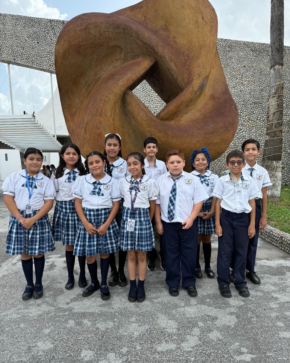 Alumnos formados en el patio del colegio durante un acto cívico.