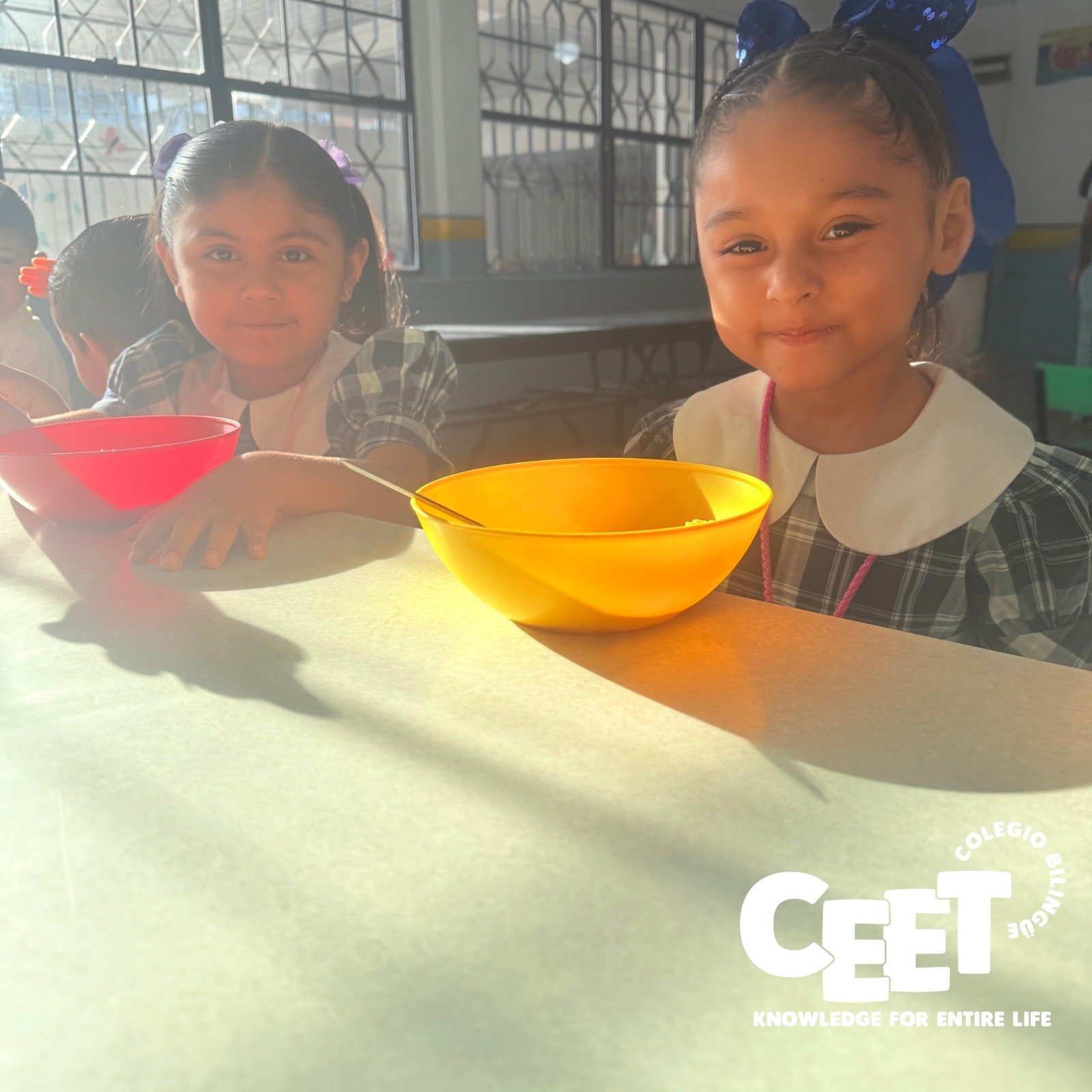 Alumnas sonriendo en el patio del Colegio CEET.